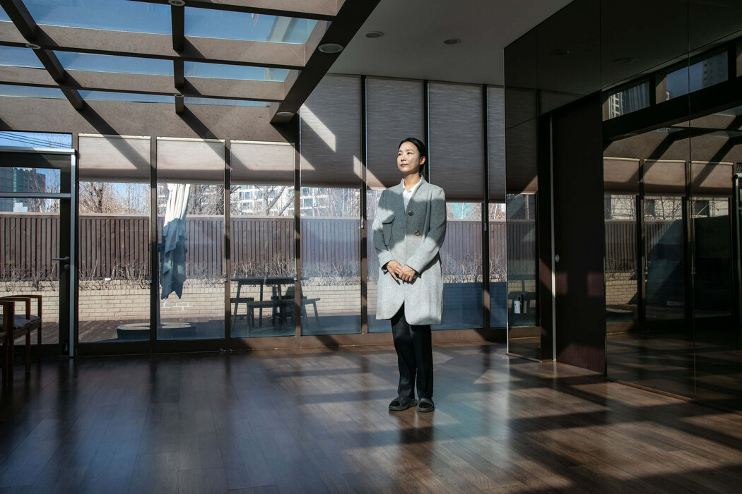 St. Park的所有者萨拉·金松韵在一个被用作普拉提和教育类课程教室的房间里。