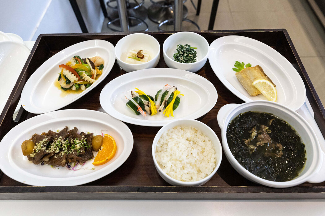 St. Park的一顿午餐,包含一碗海带汤。