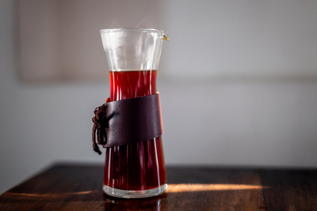 在工坊里,一份配有图片的菜单提供了无数种制作方法,从简单的浓缩咖啡到更复杂的倾倒方法和浸泡设备。