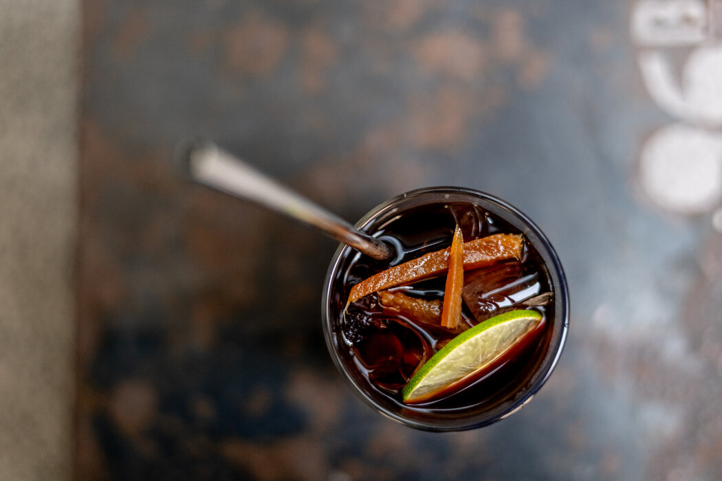 96B的太阳冷萃咖啡是一种混合了冰咖啡、姜糖浆、姜果酱、柠檬甜酒和迷迭香的饮料。