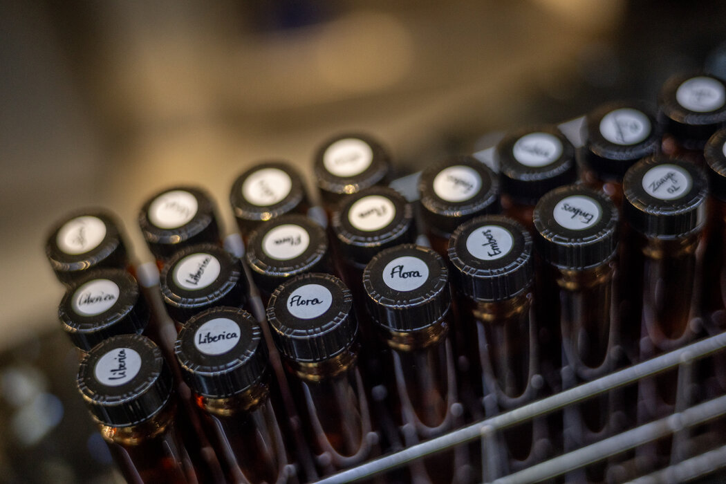 顾客可以在96B的手工咖啡吧里选择各种咖啡豆。