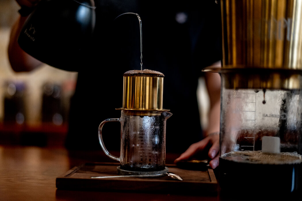 在Lacaph调制咖啡。