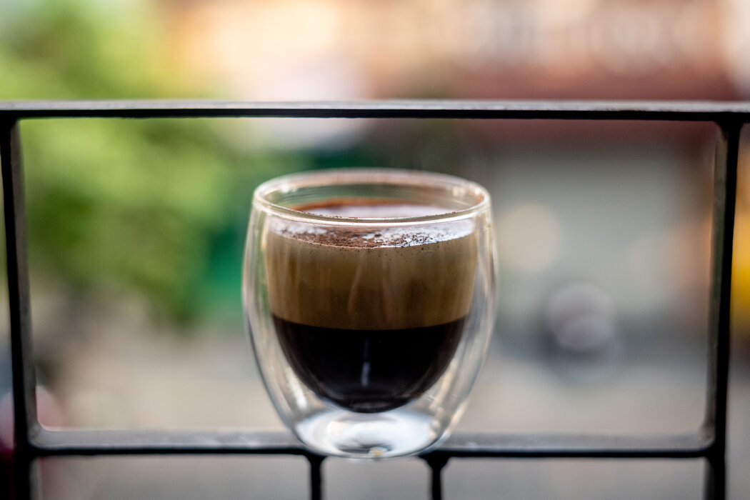 鸡蛋咖啡是一种越南传统饮料,由蛋黄、糖、炼乳和罗布斯塔咖啡制成。