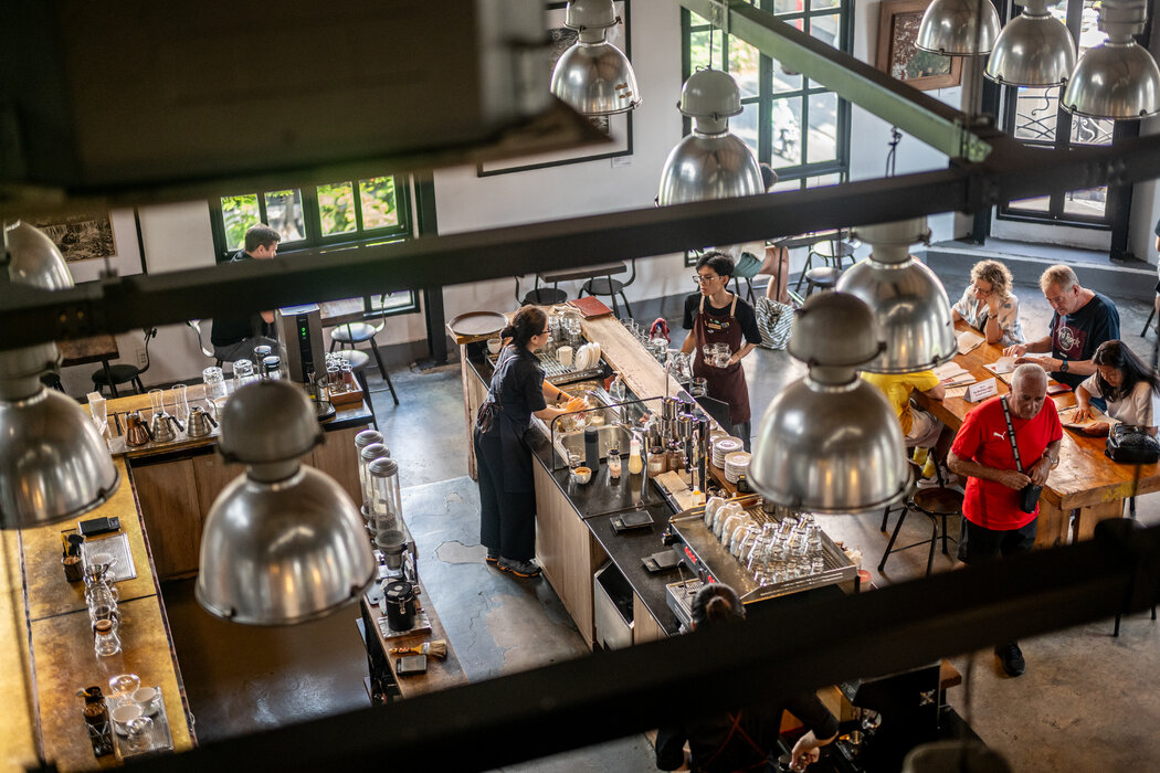 工坊是一个类似阁楼的新工业风格咖啡馆,就在熙熙攘攘的东桂街。