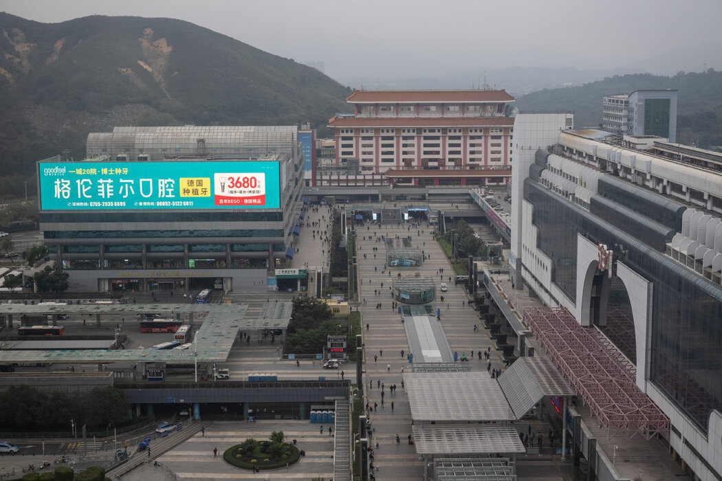 在罗湖口岸,一个大型电子屏展示着一家牙科诊所的广告,在那里做一次牙齿种植需要花费3680元人民币。