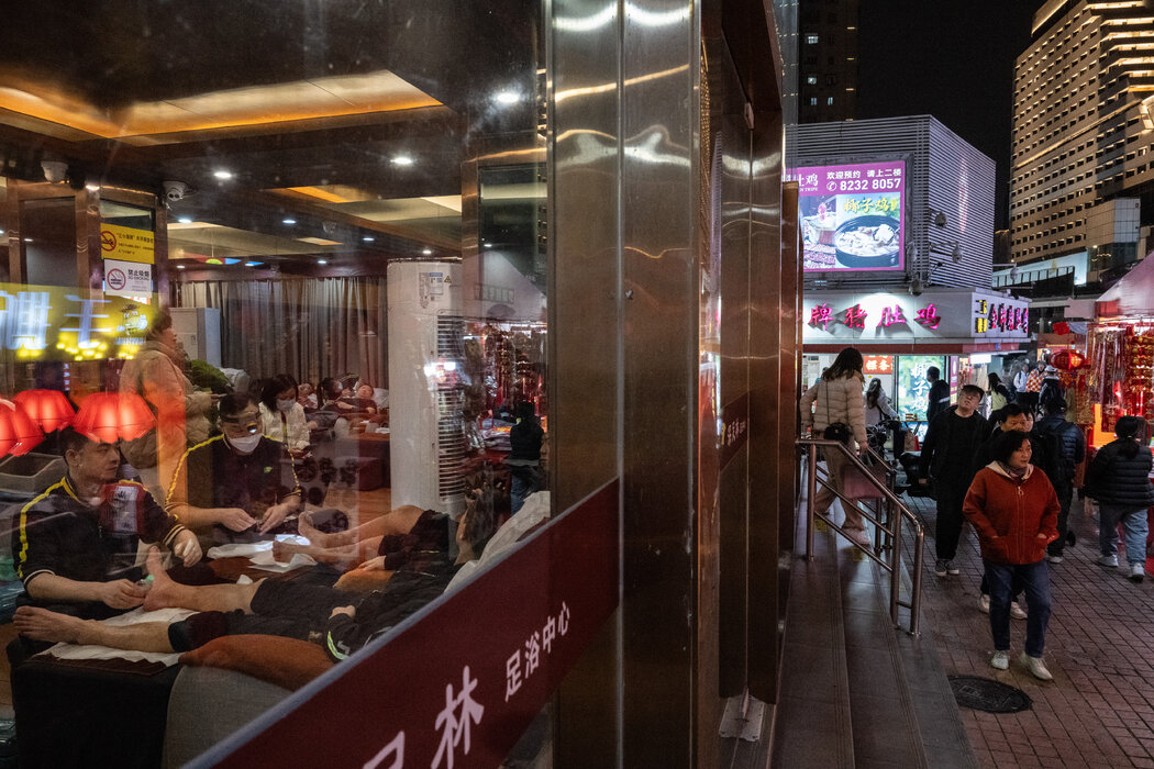 深圳一处受香港人欢迎的市场街,在按摩店里的人们。