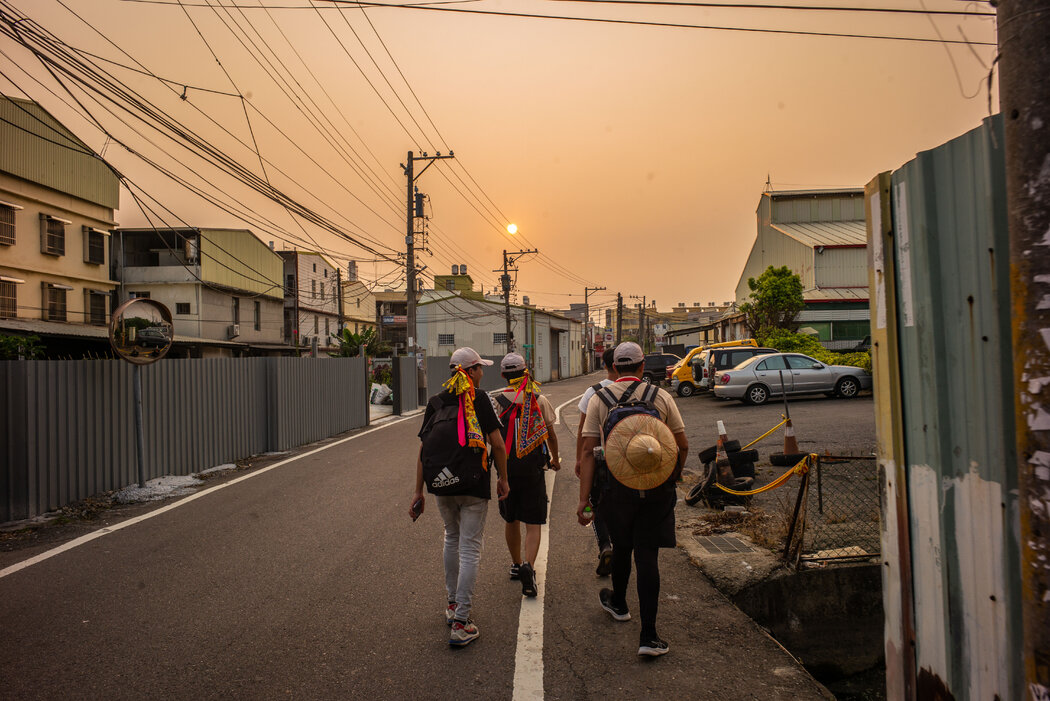 妈祖进香曾是经沿着泥泞的小路经过稻田。现在,它发生在一个更加城市化的台湾。
