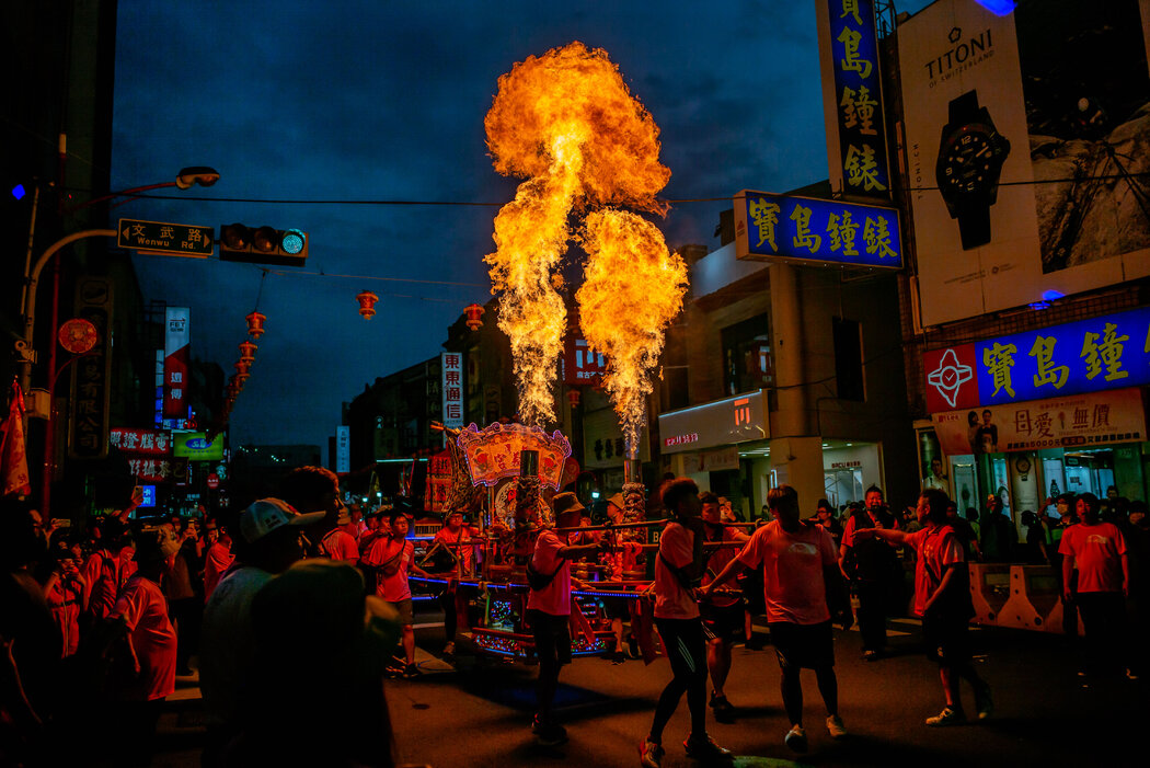 妈祖的銮驾配备了火焰喷射器。一些人说,他们担心进香活动被太多的浮华所玷污。