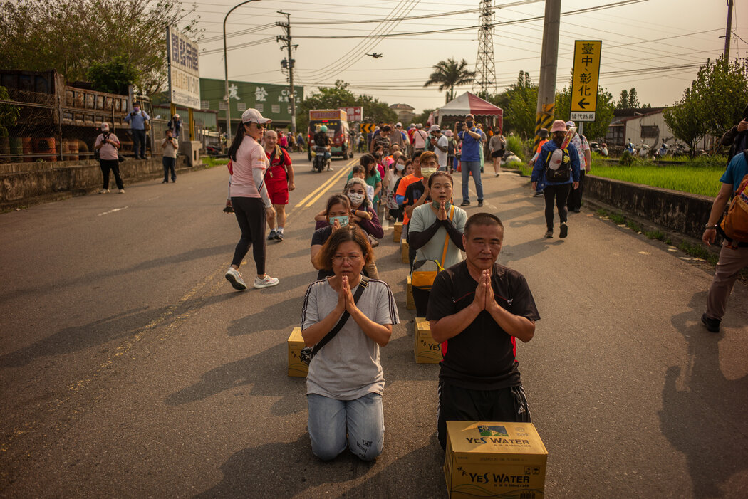 朝圣者表示敬意。当妈祖经过时,经常会听到“我爱妈祖,妈祖爱我”的歌声。