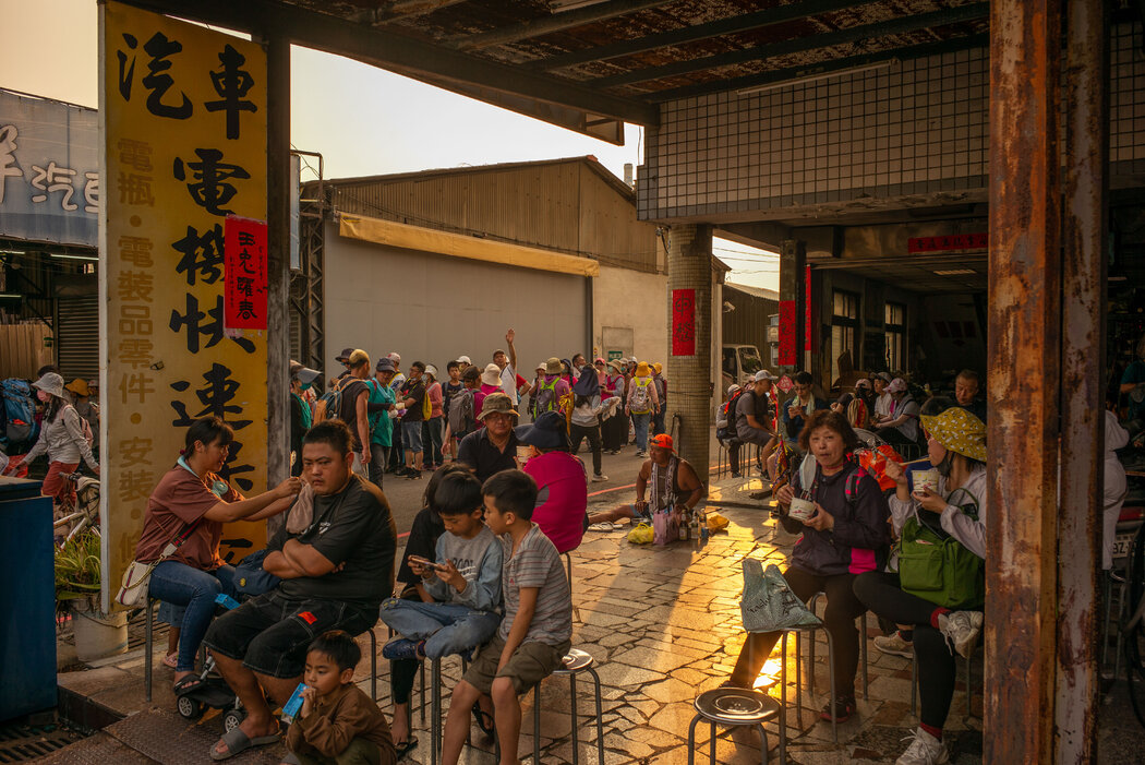 在每年的进香路线上,当地的寺庙、居民、商店和公司设立摊位,为进香者提供大部分免费的食物和饮料。