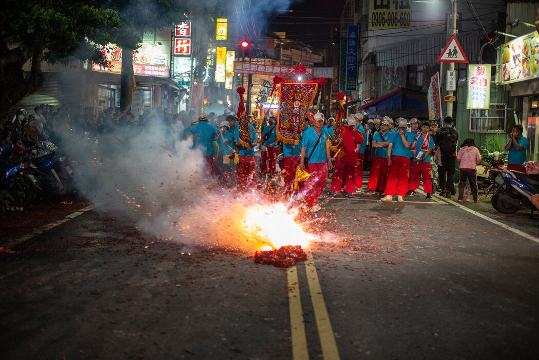 尽管喧闹,一些进香者描述说,当他们进入冥想般的步行节奏时,鞭炮和扩音器的噪音仿佛消失了。