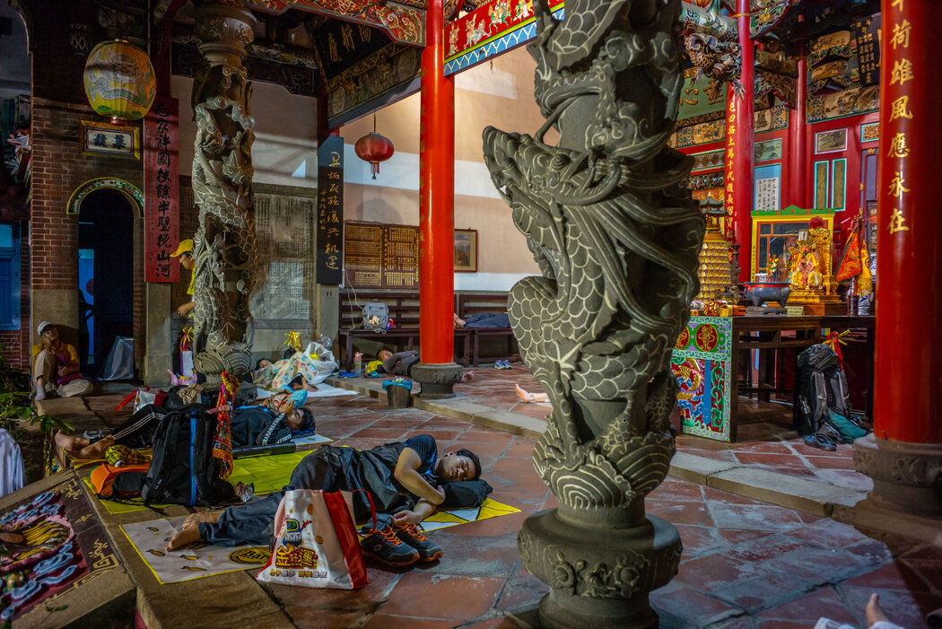 晚上,比较能吃苦的进香者会在寺庙地上铺一张薄薄的橡胶床垫过夜。