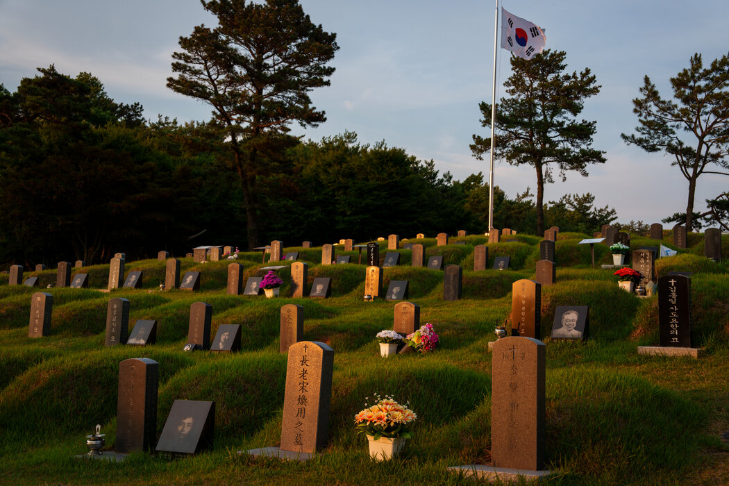 韓國光州的萬月墓地,紀念在民主運動中犧牲的人們。