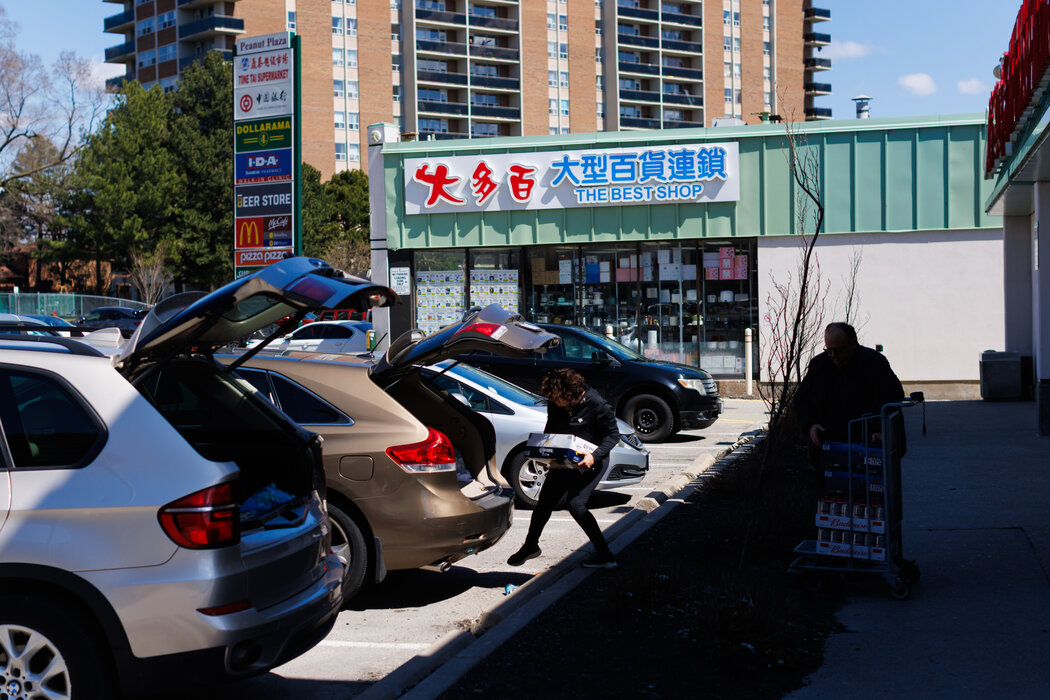 唐谷北選區中心一處商業街區內的中文標牌。