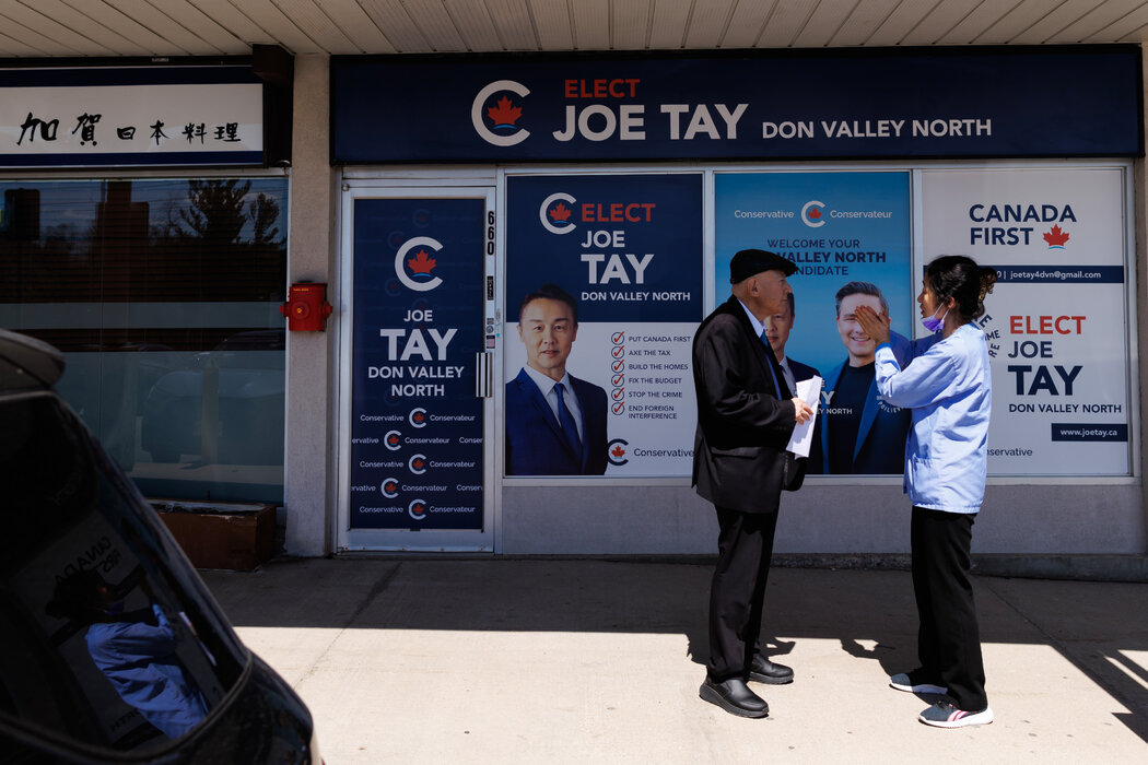 多倫多唐谷北選區,人們在保守黨候選人鄭敬基的競選辦公室前交談。該選區有大量華人僑民。