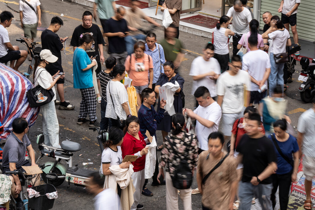在广州一个繁忙的劳动力市场,制衣企业在招聘日工。