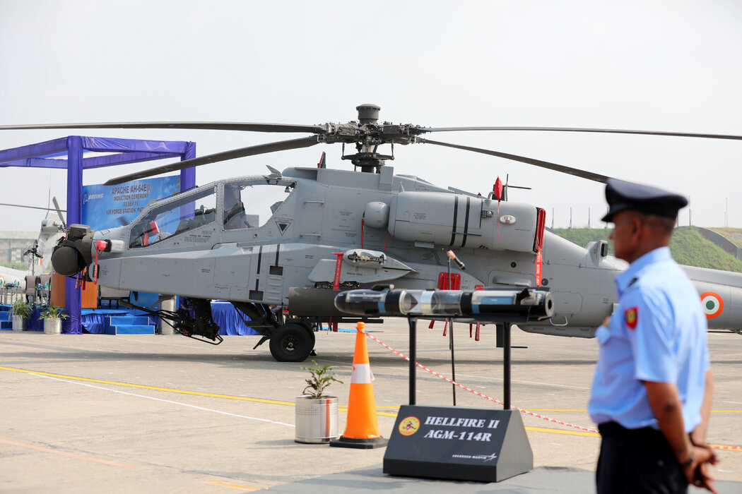 印度近年添置的美国武器包括AH-64E攻击直升机, 图为2019年帕坦科特的一次入役仪式上的该型直升机。