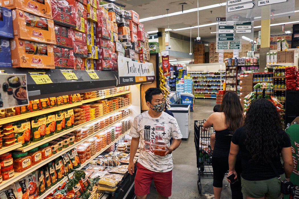 皇后区北方大道Food Bazaar的韩国食品区。