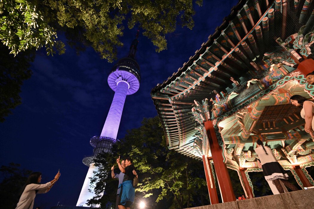 2023年,地标性建筑南山首尔塔亮起紫色灯光,庆祝防弹少年团成立十周年。