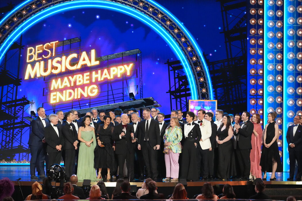 在本月举行的第78届托尼奖颁奖典礼上,《也许美好结局》获得了最佳音乐剧奖。
