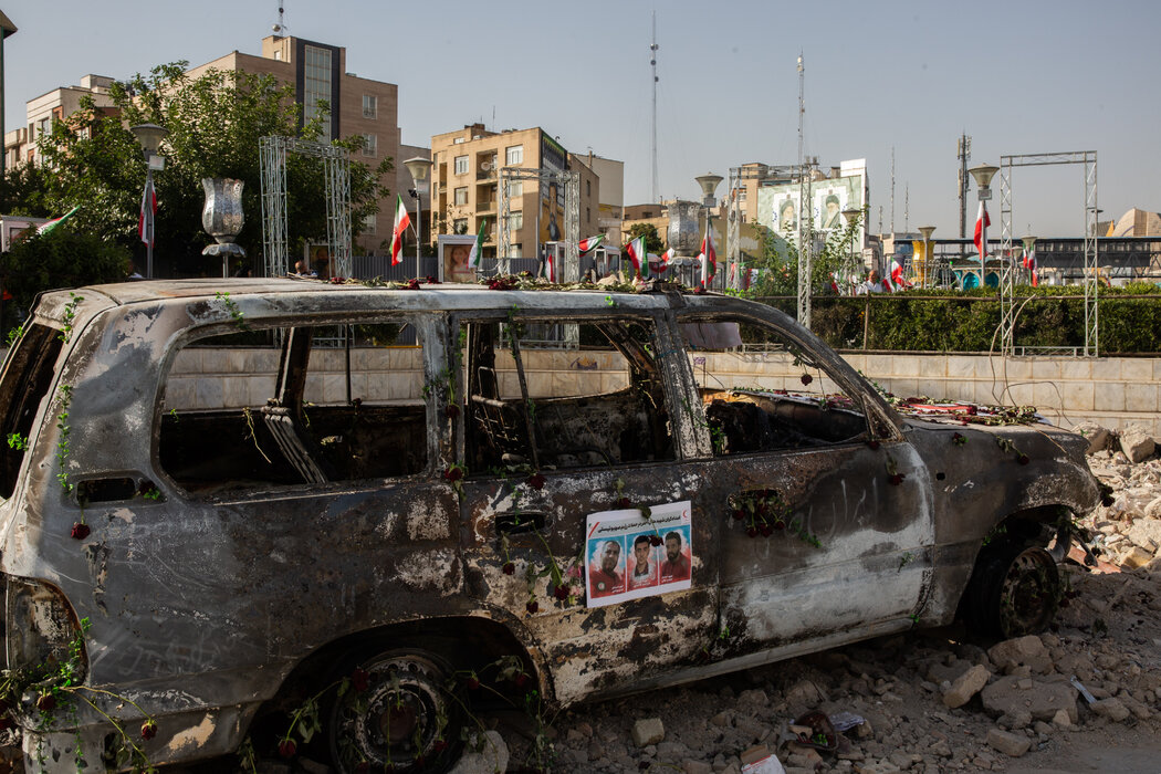 周一,德黑兰街头一辆被烧毁的救护车。