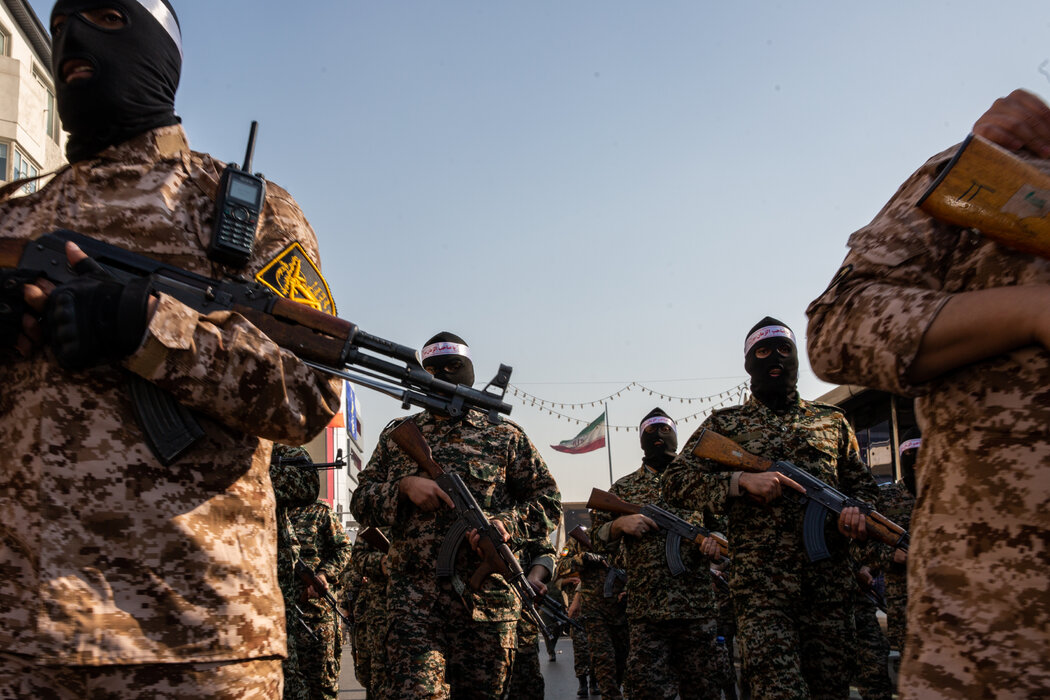 1月在德黑兰举行的阅兵式上,巴斯基民兵组织成员列队行进。