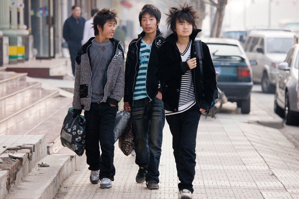 2008年,西安街头的行人。今天的年轻人表示,他们很怀念本世纪初那种更自由、更具表现力的时尚风潮。