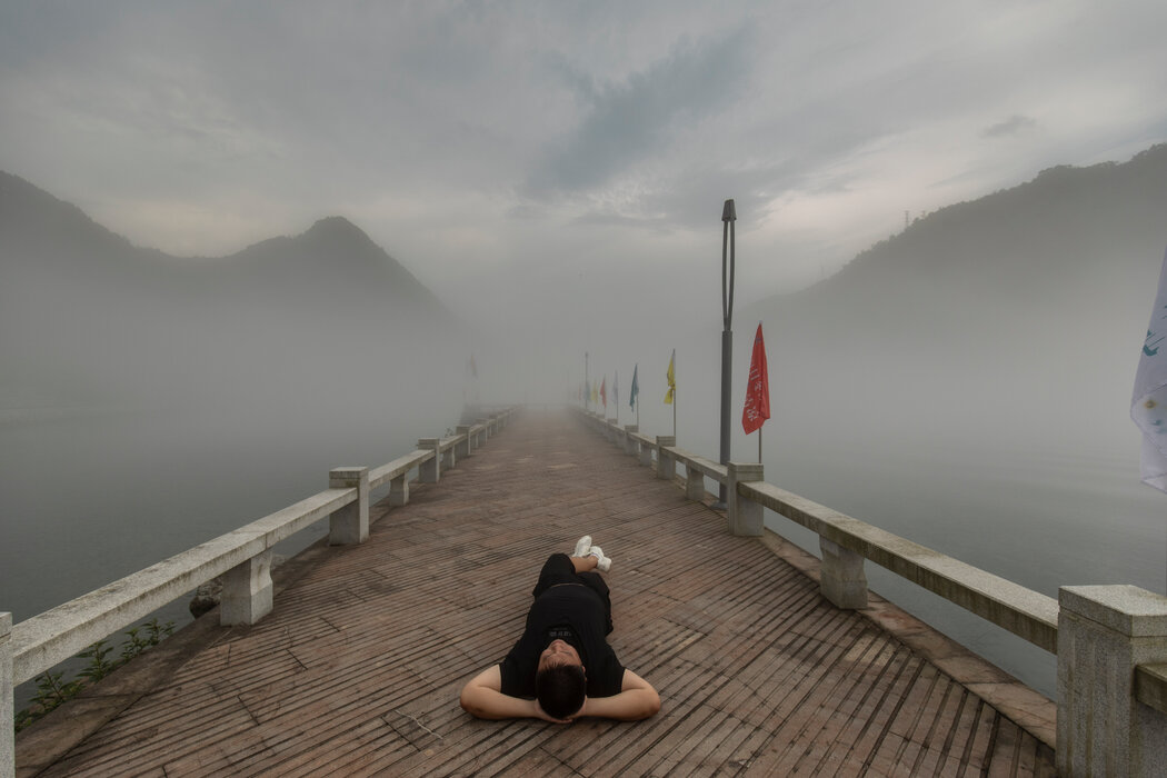 近年来,“躺平”理念在中国的年轻热门群体中广泛流行。