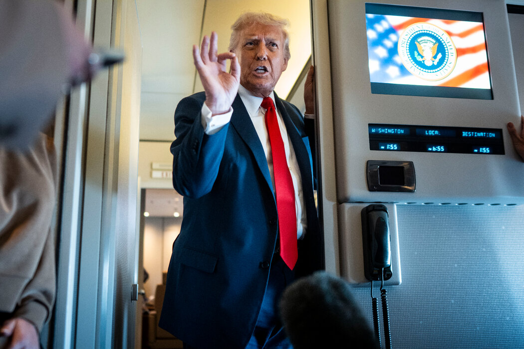 周四,特朗普总统在“空军一号”上。对于那些拿他开玩笑的深夜脱口秀主持人,他威胁要吊销播出他们节目的电视台的执照。