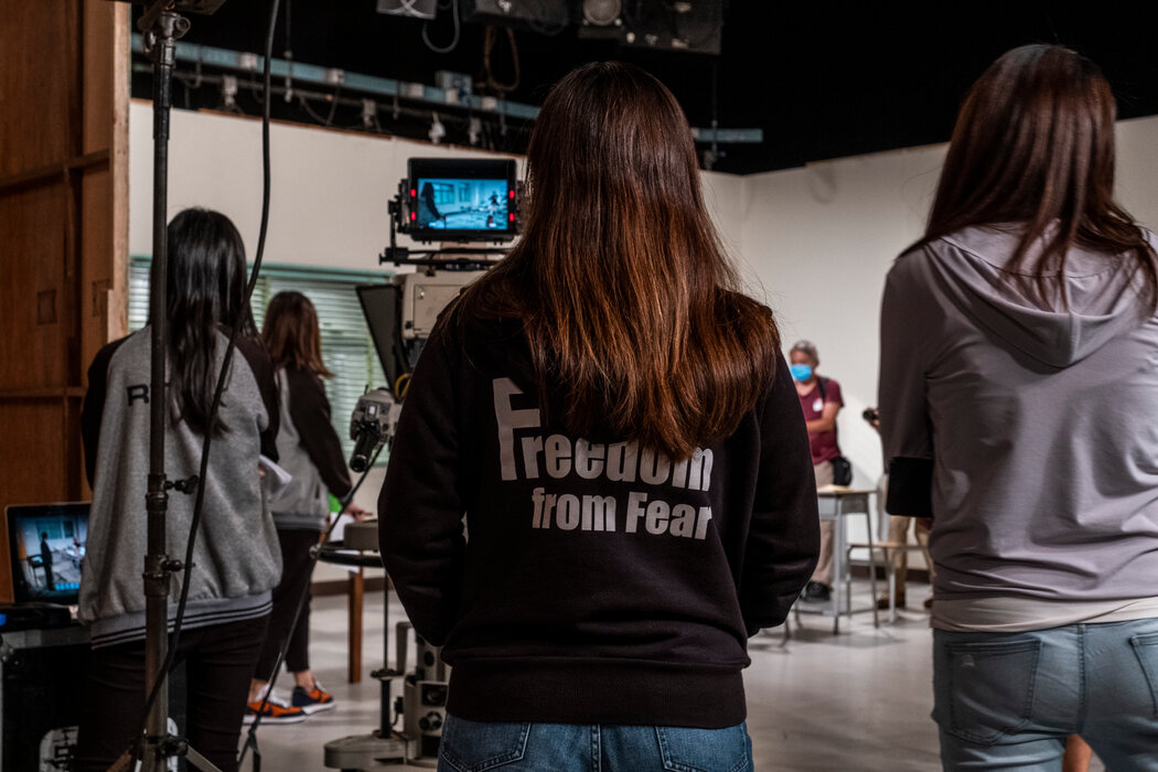 2020年,香港电台《头条新闻》系列节目的录制现场。该节目因播出关于新冠病毒口罩的专题后被停播。