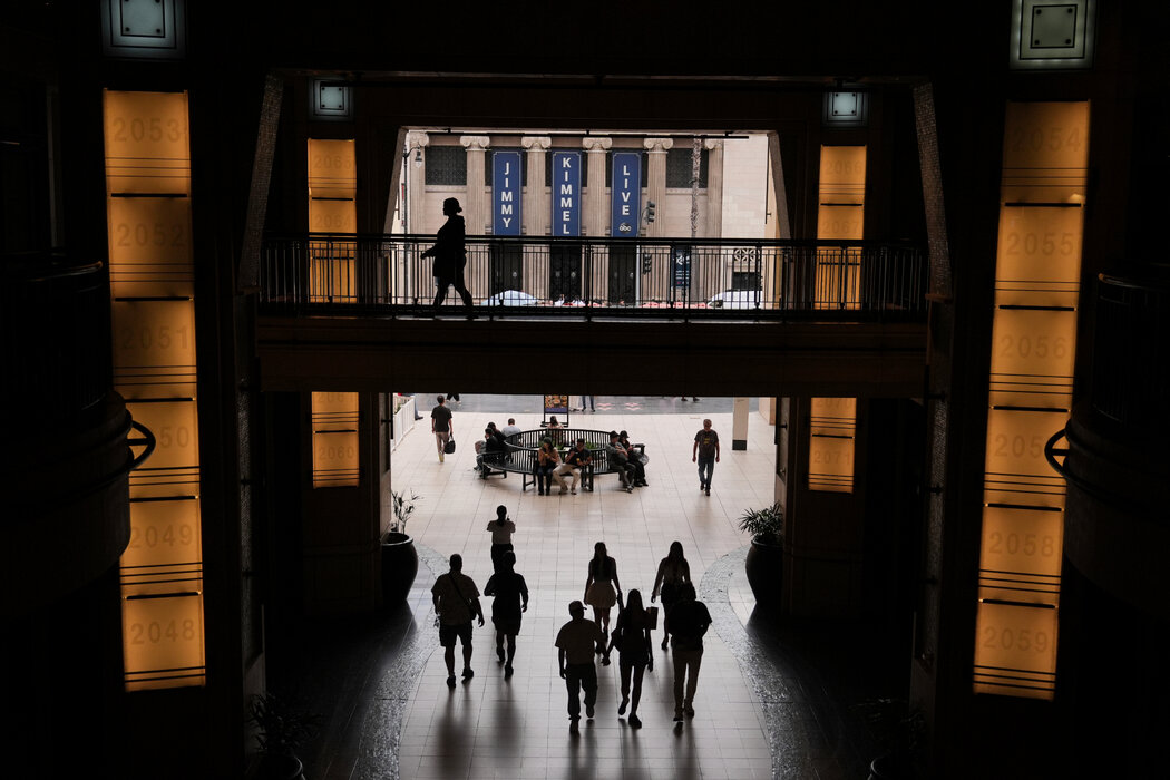 周四,洛杉矶埃尔卡皮坦剧院——《吉米·坎摩尔直播秀》的录制地。坎摩尔的节目已被美国广播公司“无限期”停播。