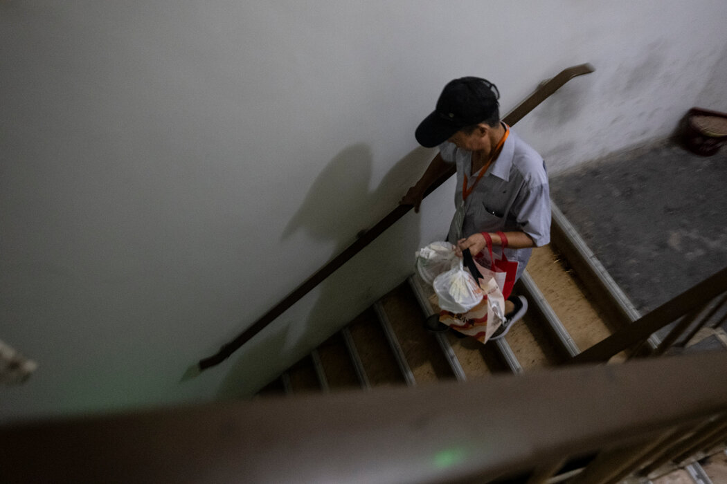 在午餐高峰期,电梯等待时间很长,走楼梯反而可能更省时间。