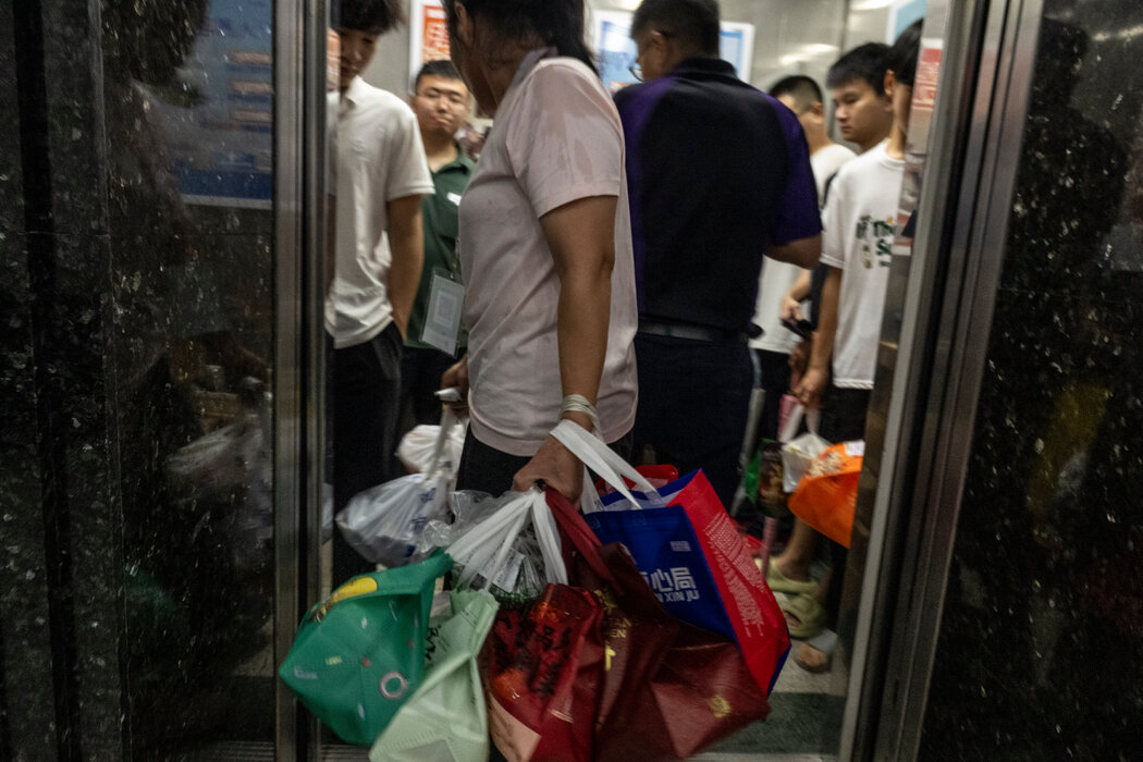 进入赛格广场狭小的电梯。