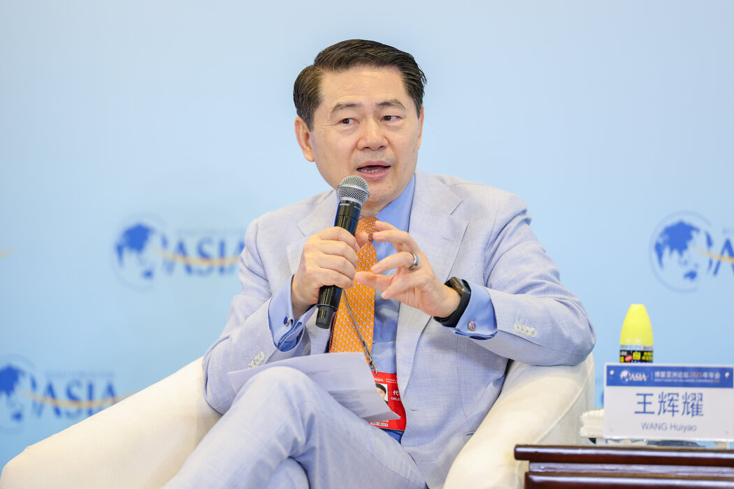 北京一家智库的理事长王辉耀对新签证表示支持后,社交媒体上有人称其为民族叛徒。