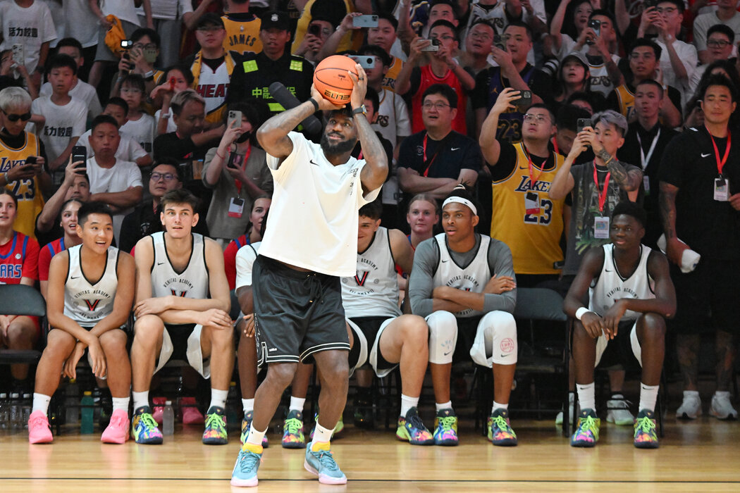 勒布朗·詹姆斯今年在中国巡回期间曾造访中国西部城市成都。