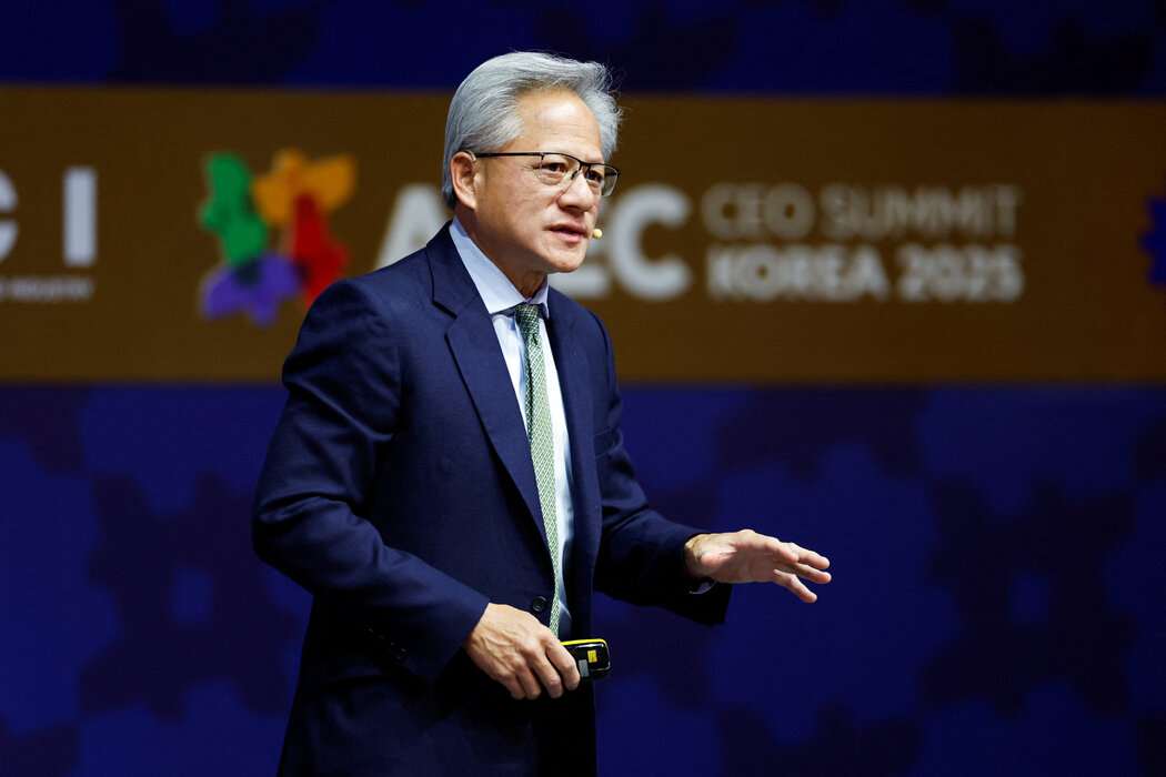 英伟达首席执行官黄仁勋周五在韩国庆州举行的亚太经合组织会议上发表讲话。