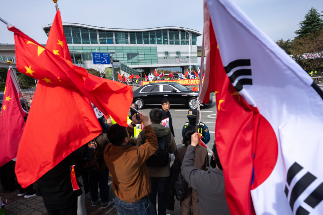 周四,习近平主席的车队途经韩国釜山金海国际机场附近时,前来迎接的人们。