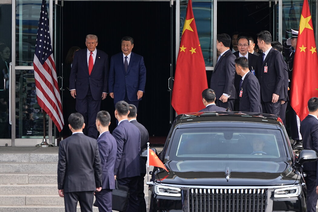 特朗普总统与中国国家主席习近平上个月在韩国。