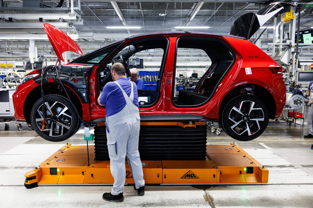 圖為大眾汽車的裝配線。該公司曾警告,晶片短缺導致的供應不足可能迫使其限產。