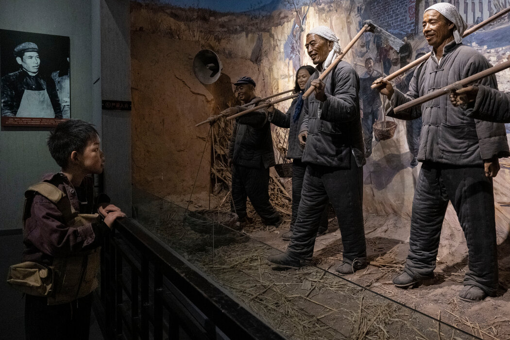 大寨展覽館的立體模型中,矗立著陳永貴(右二)的塑像。他曾擔任大寨村委書記,是大寨官方神話的核心人物。