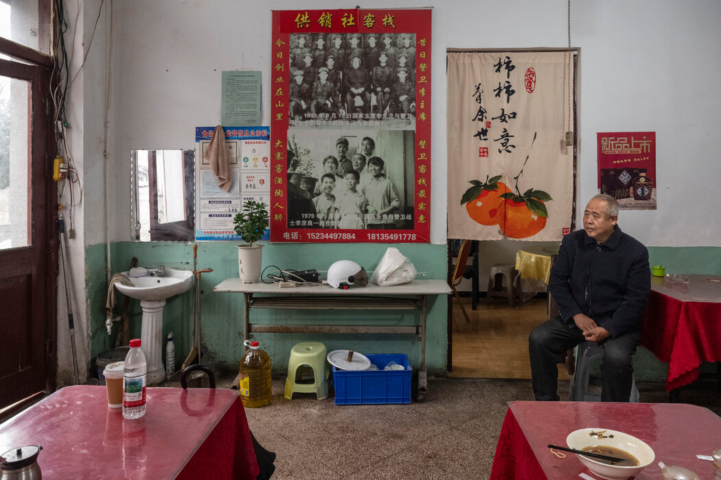 曾經的農民李彥良在大寨的自家餐館裡。