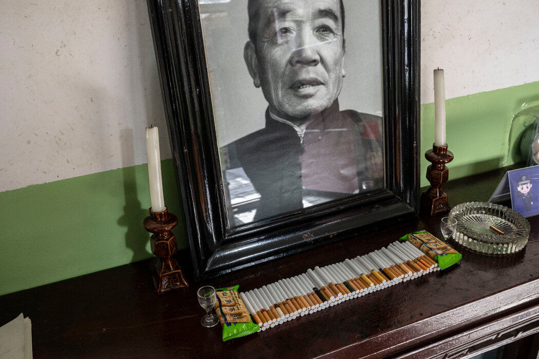 陳永貴故居內,遊客留下的香煙供品。