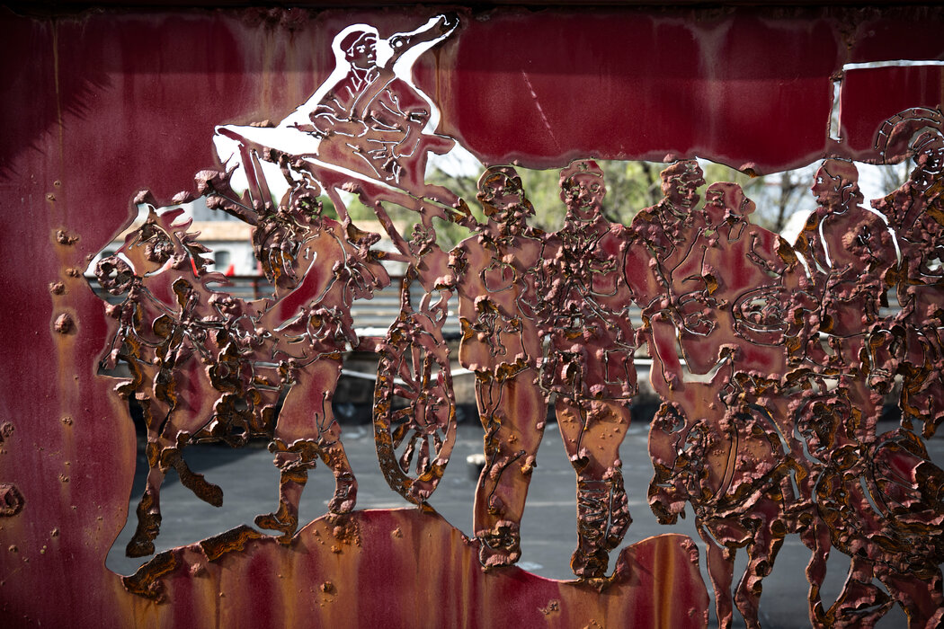 大寨鐵柵欄上銹跡斑斑的宣傳畫。