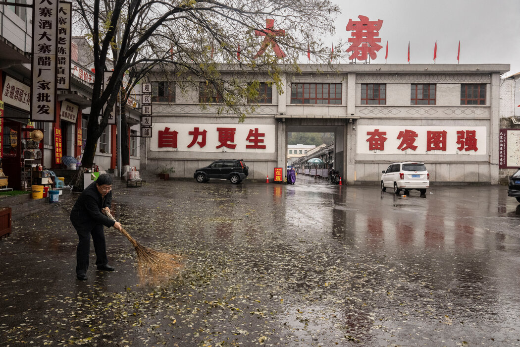 大寨村的大門上,兩則毛澤東時代的標語重新煥發光彩:左側是「自力更生」,右側則是「奮發圖強」。