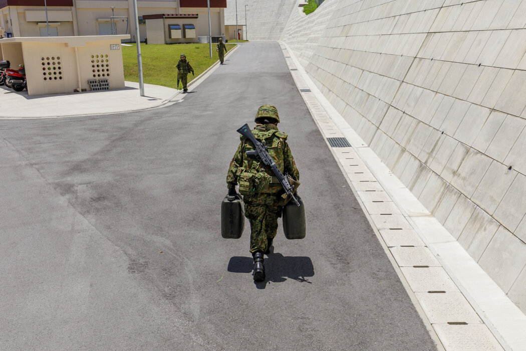 5月,在冲绳训练的日本士兵。部分日本选民似乎质疑该国二战后奉行的和平主义政策。