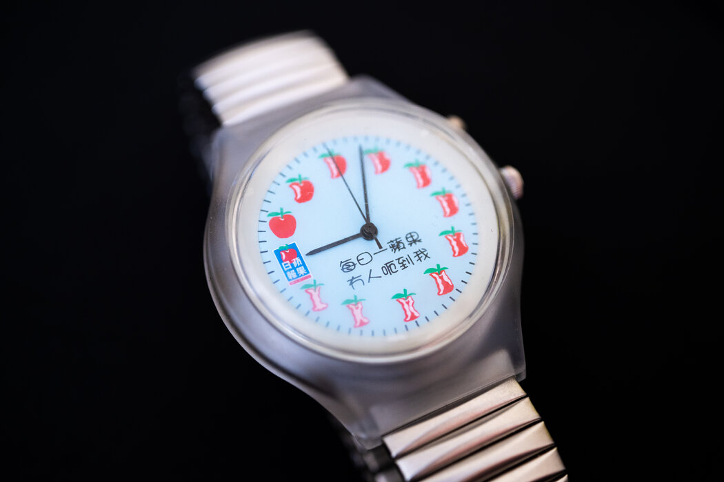 报纸的口号“每日一苹果,冇人呃到我”也被印在了纪念手表上。