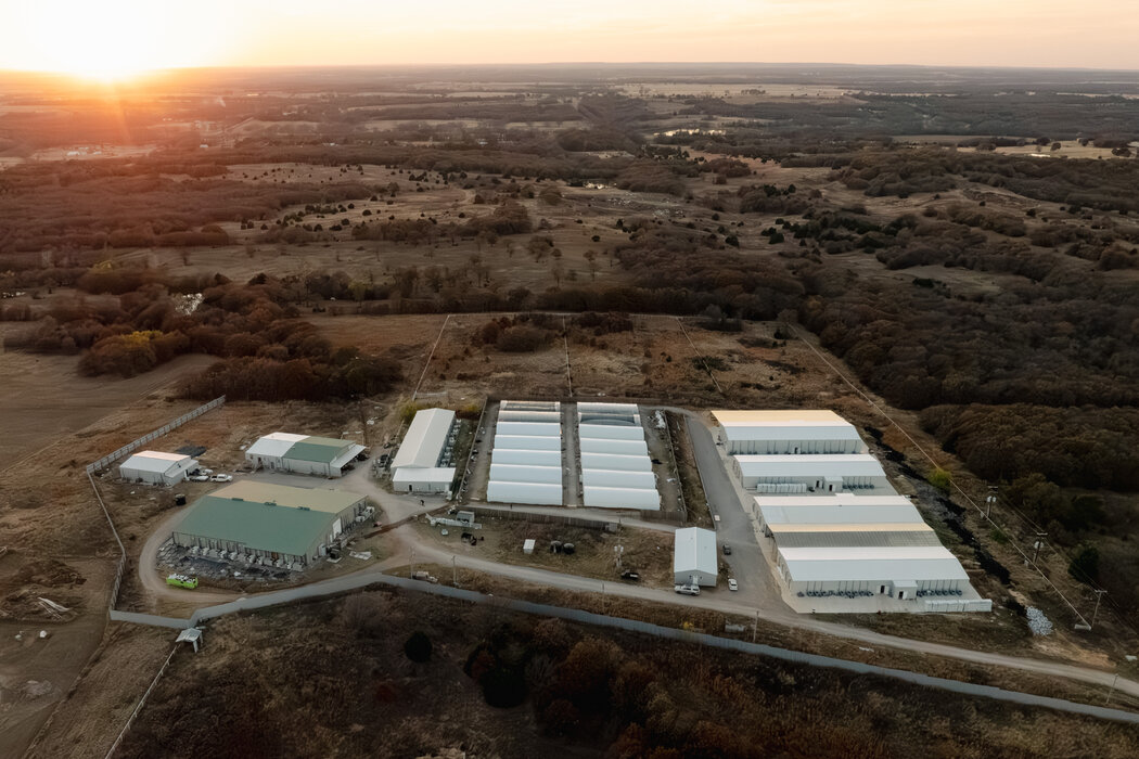 俄克拉荷马州温伍德的Botanical Green Farms是与纽约市华人侨民团体领导人有联系的几家大麻农场之一。