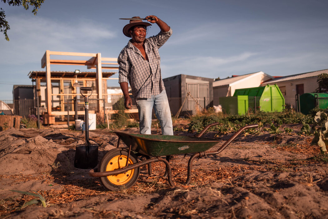 在兰加镇,尽管价格大幅下降,很多居民仍负担不起太阳能板。