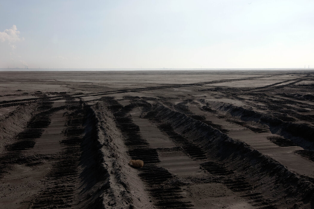 包头市一座湖泊被稀土和铁矿石加工过程中产生的有毒且微弱放射性的污泥填满,摄于2010年。