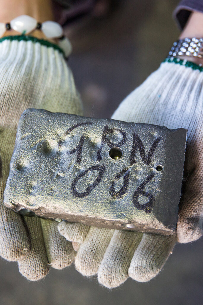 一块钕和镨的锭状物,这两种稀土元素具有强大的磁性,摄于2010年。